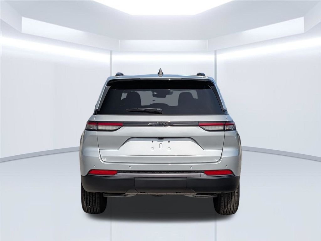 New 2026 Silver Zynith Exterior Paint Jeep Altitude image 5