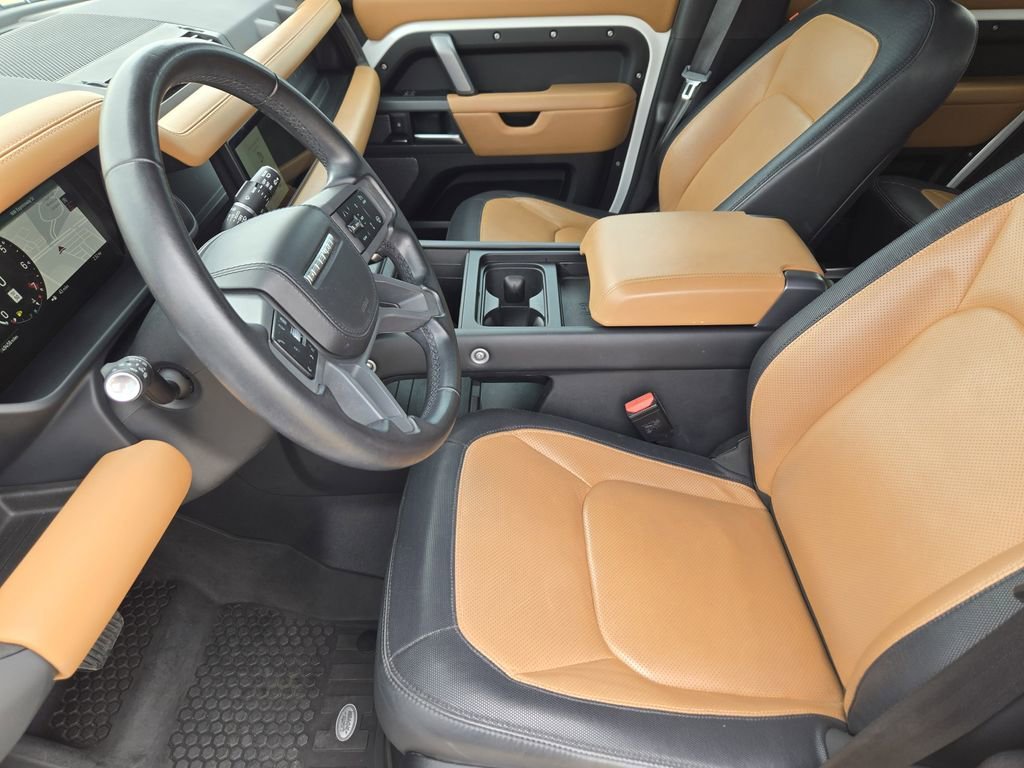 Used 2024 White Land Rover X-Dynamic SE image 8