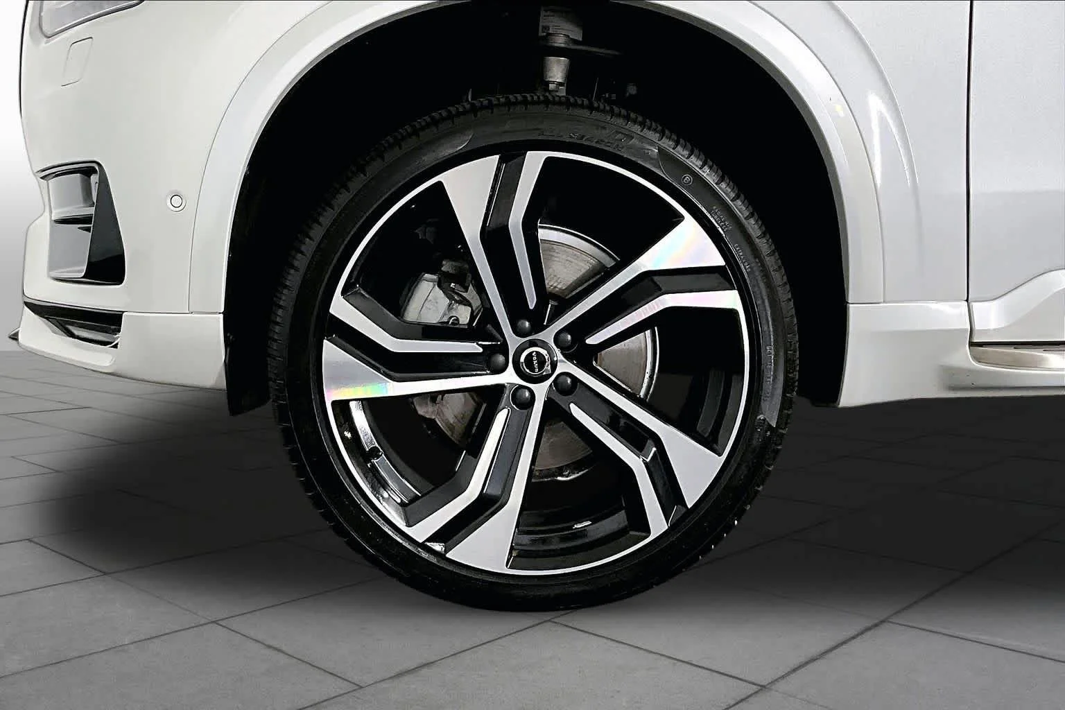 Used 2021 Crystal White Metallic Volvo R-Design image 11