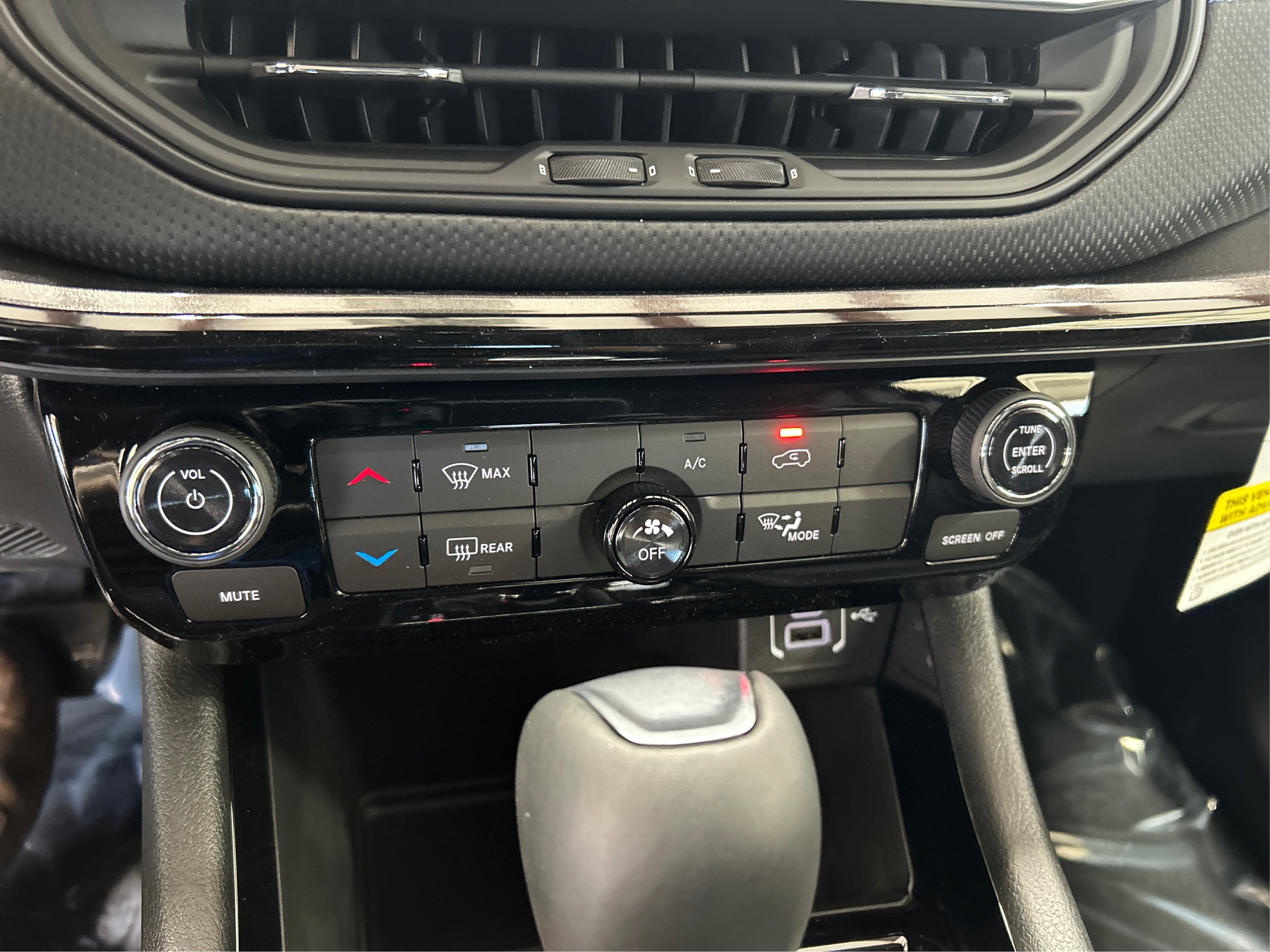 New 2026 Diamond Black Crystal Pearl-Coat Exterior Paint Jeep Latitude image 26