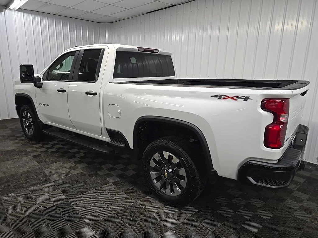 Used 2021 White Chevrolet Custom image 9