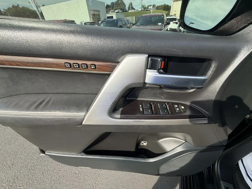 Used 2016 Black Toyota Base image 19