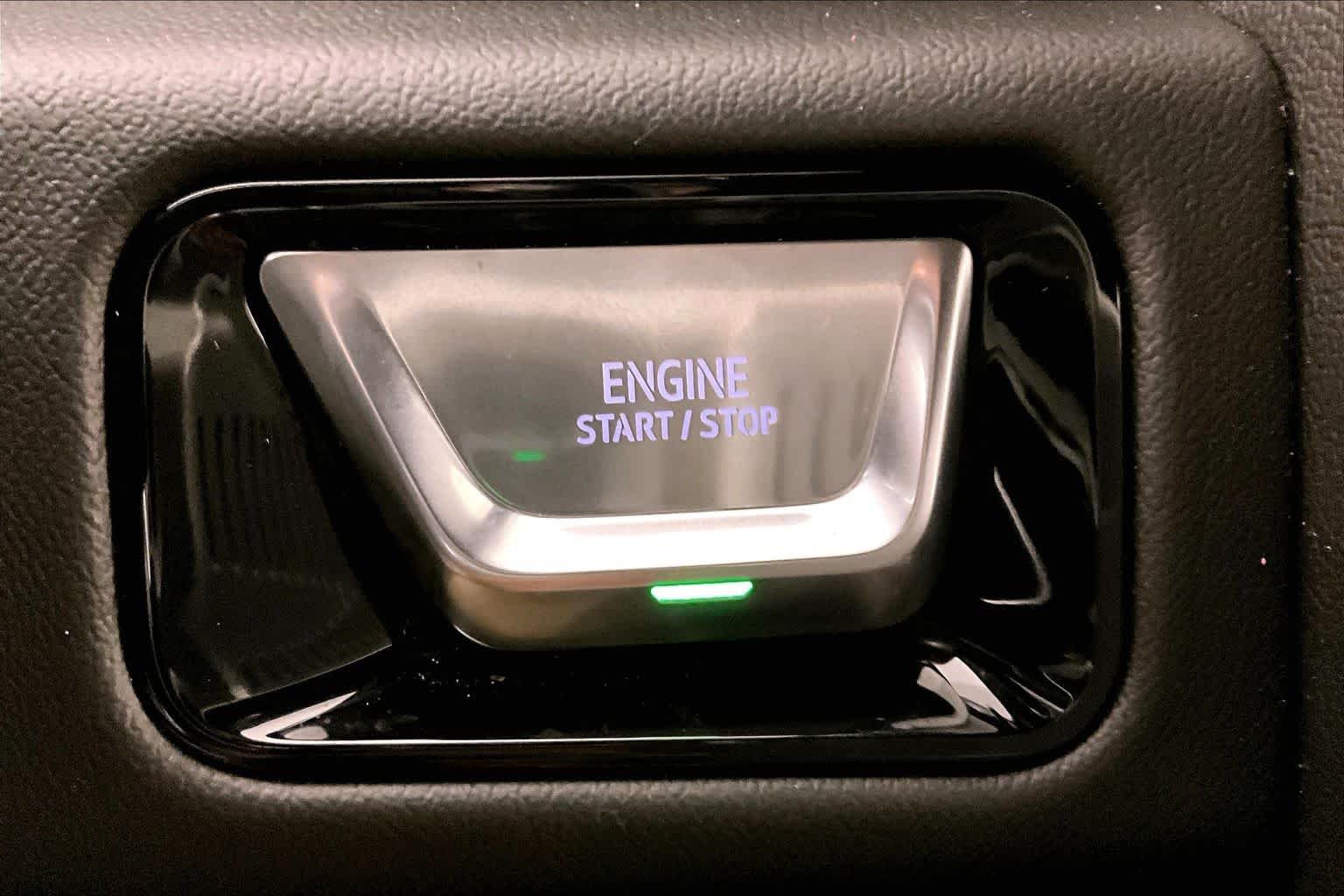 Used 2025 White Frost Tricoat GMC Denali image 33