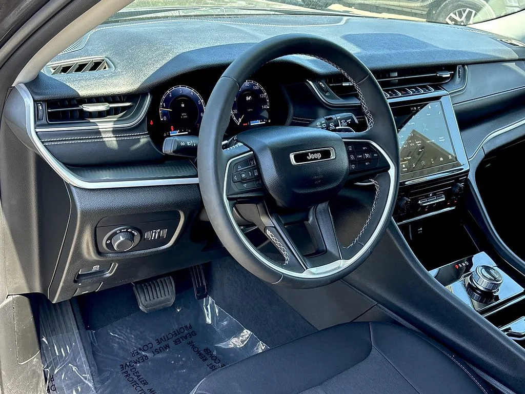 Used 2023 Gray Jeep Laredo image 9