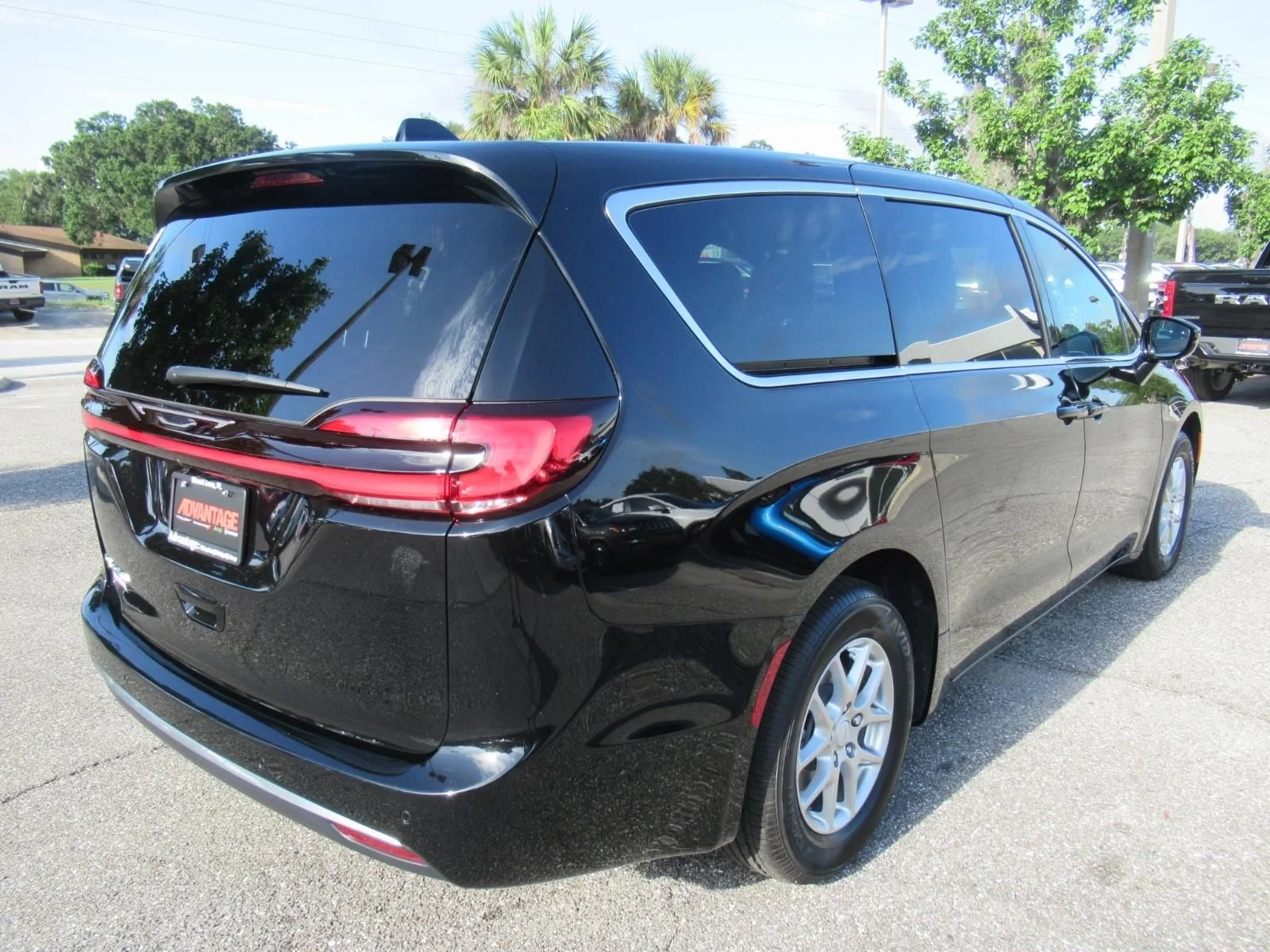New 2027 Diamond Black Crystal Pearl-Coat Exterior Paint Chrysler Select image 6