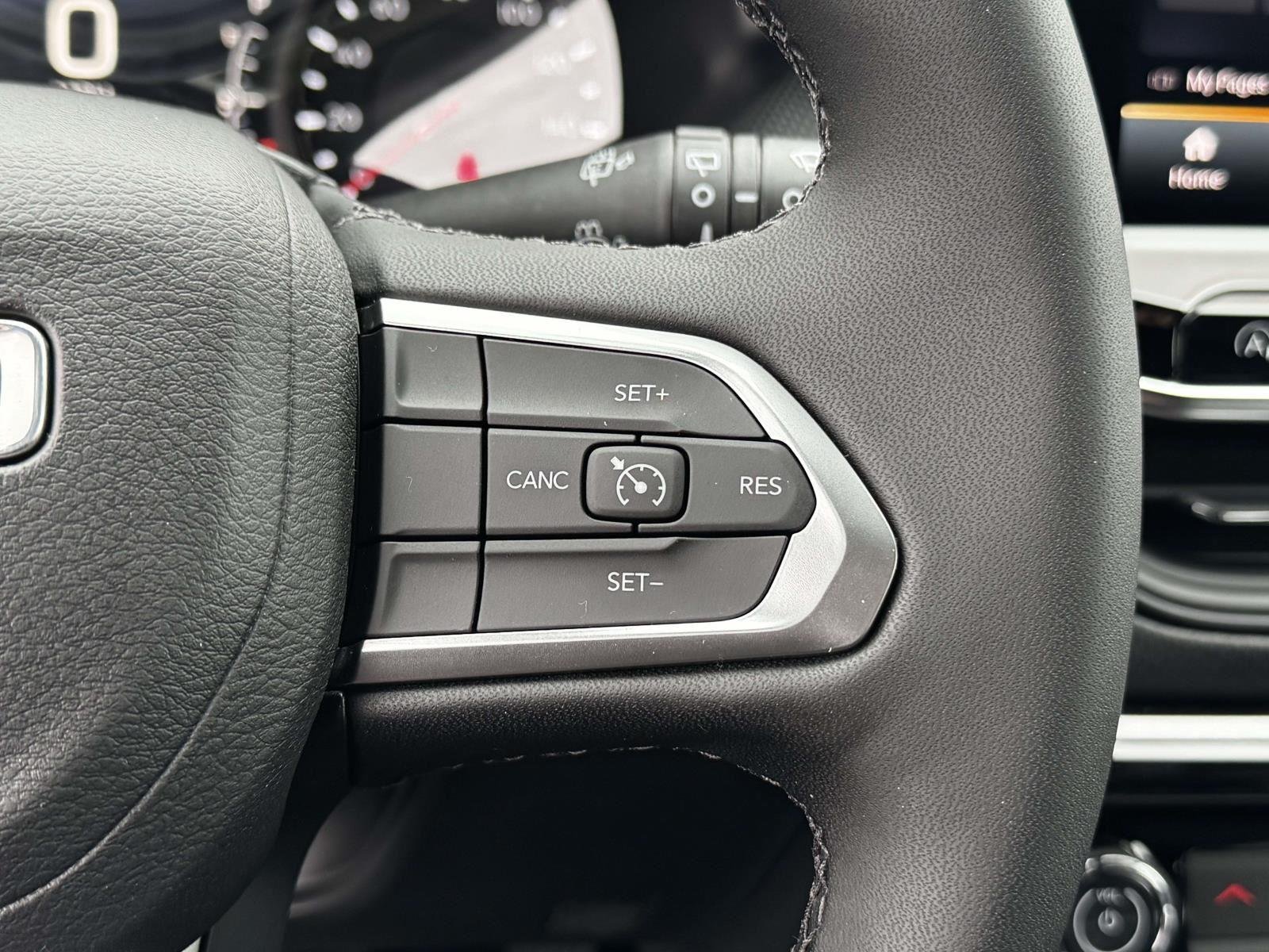 New 2026 Red Hot Pearlcoat Jeep Latitude Altitude image 9