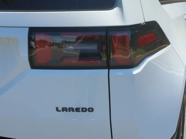 New 2026 Bright White Clear-Coat Exterior Paint Jeep Laredo image 21