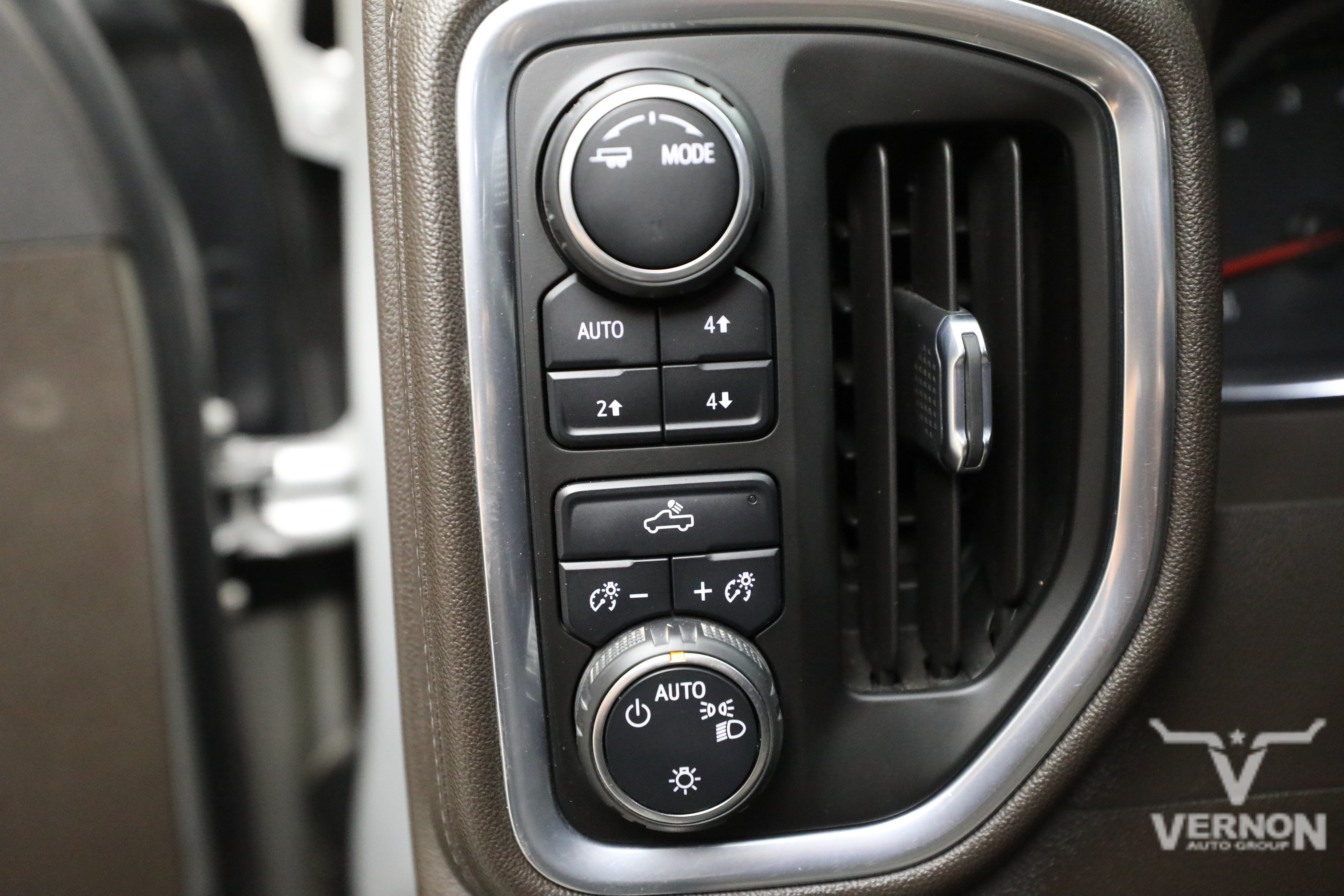 Used 2021 Silver Ice Metallic Chevrolet Y image 16