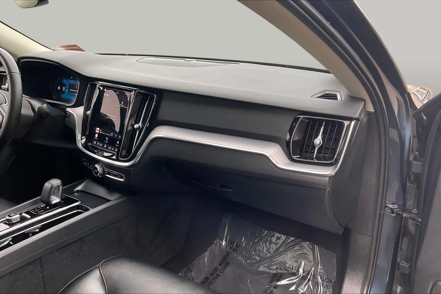Used 2024  Volvo Core Dark Theme image 18