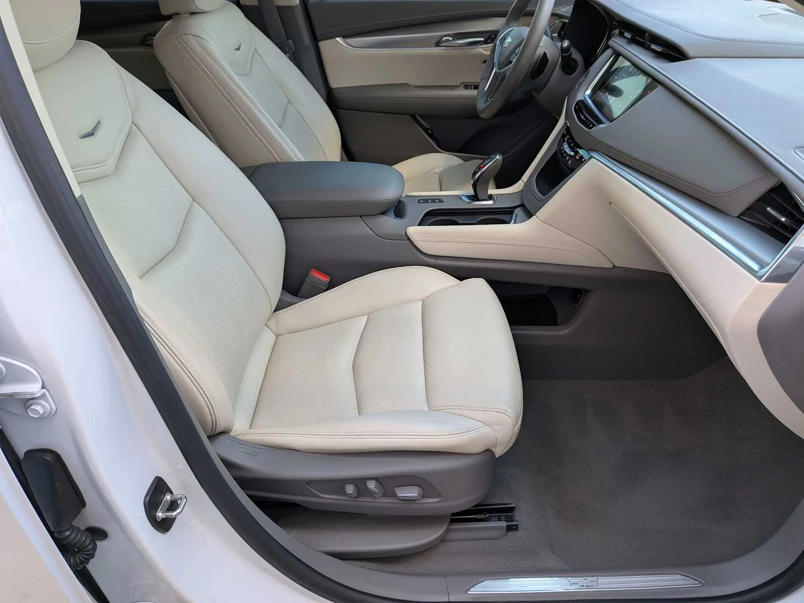 Used 2017 CRYSTAL WHITE TRICOAT Cadillac Luxury AWD image 29