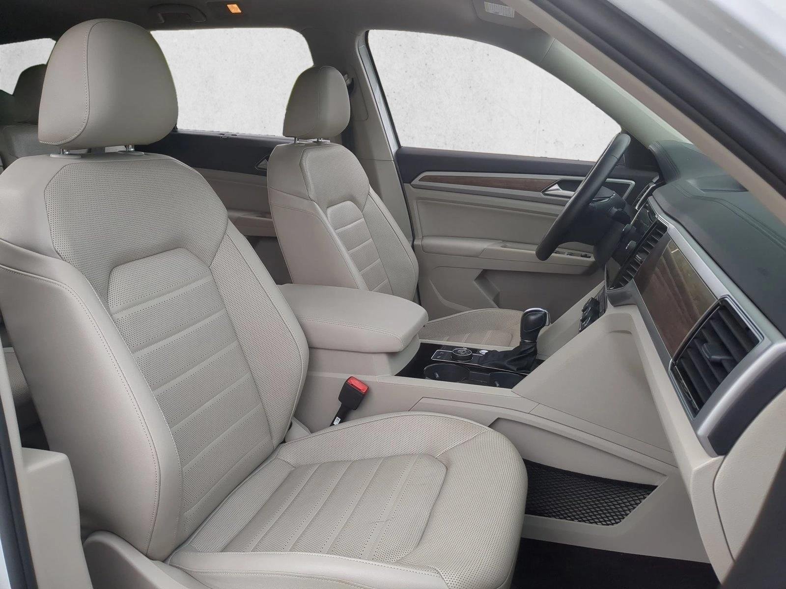 Used 2018 Pure White Volkswagen 3.6L V6 SEL Premium image 23