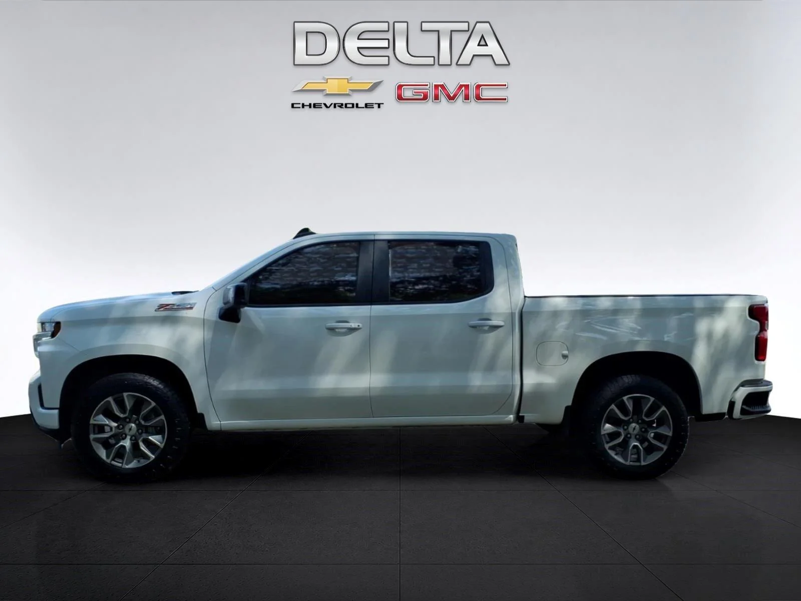 Used 2022 SUMMIT WHITE Chevrolet RST image 2