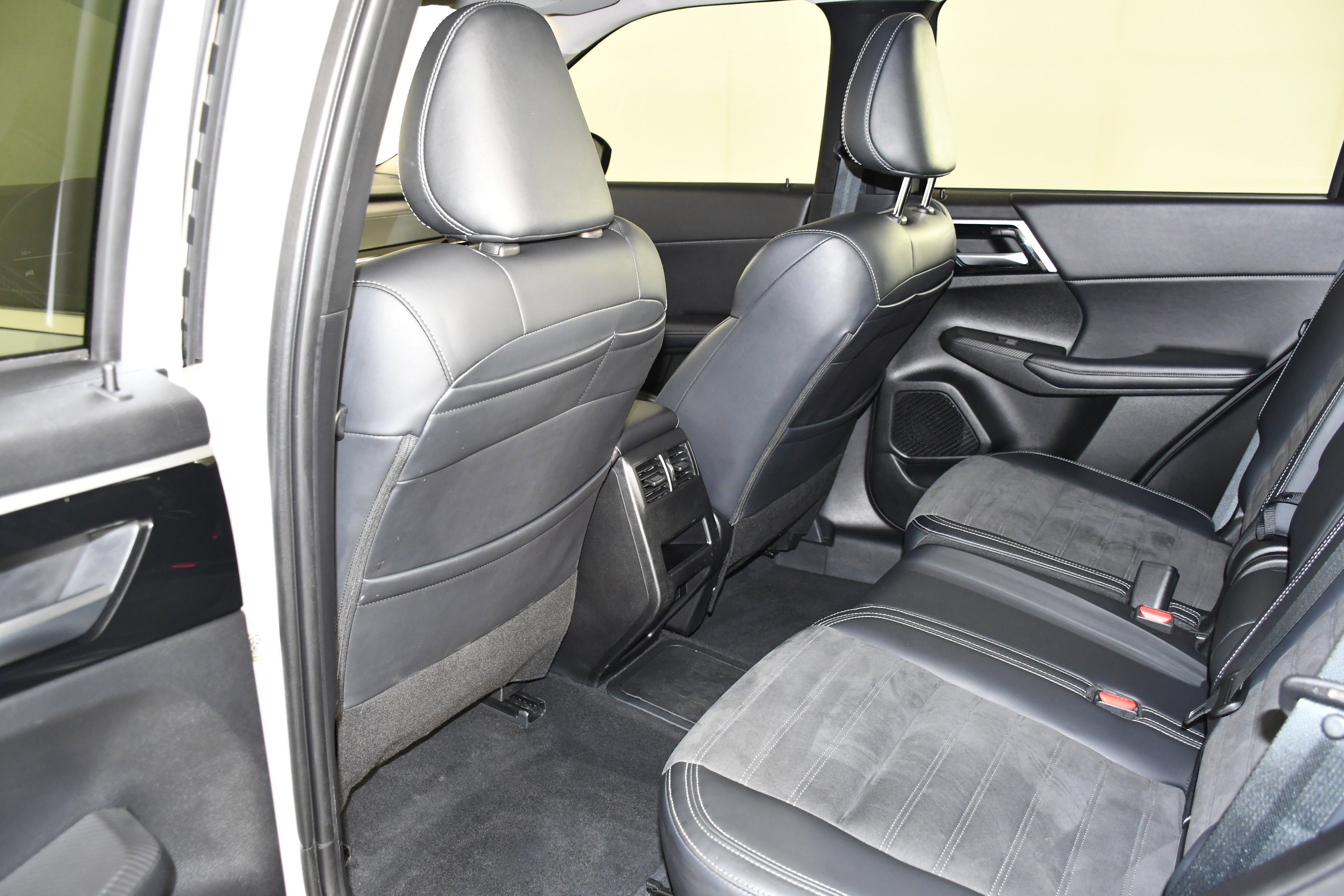 Certified Used 2024 White Diamond Mitsubishi SE image 29