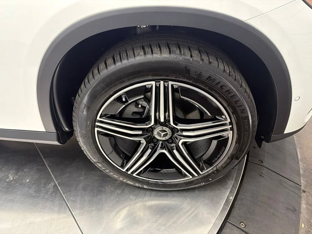 New 2027 White Mercedes-Benz GLC 300 image 51
