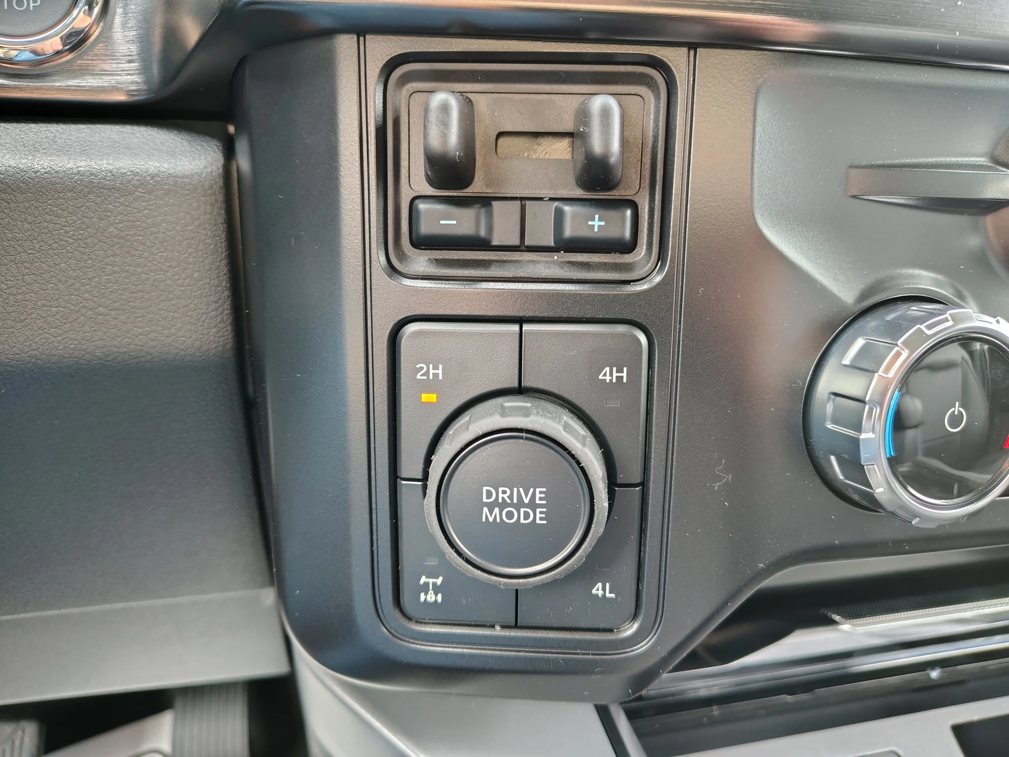 New 2027 Star White Metallic Tri-Coat Ford F-350® Lariat® image 24