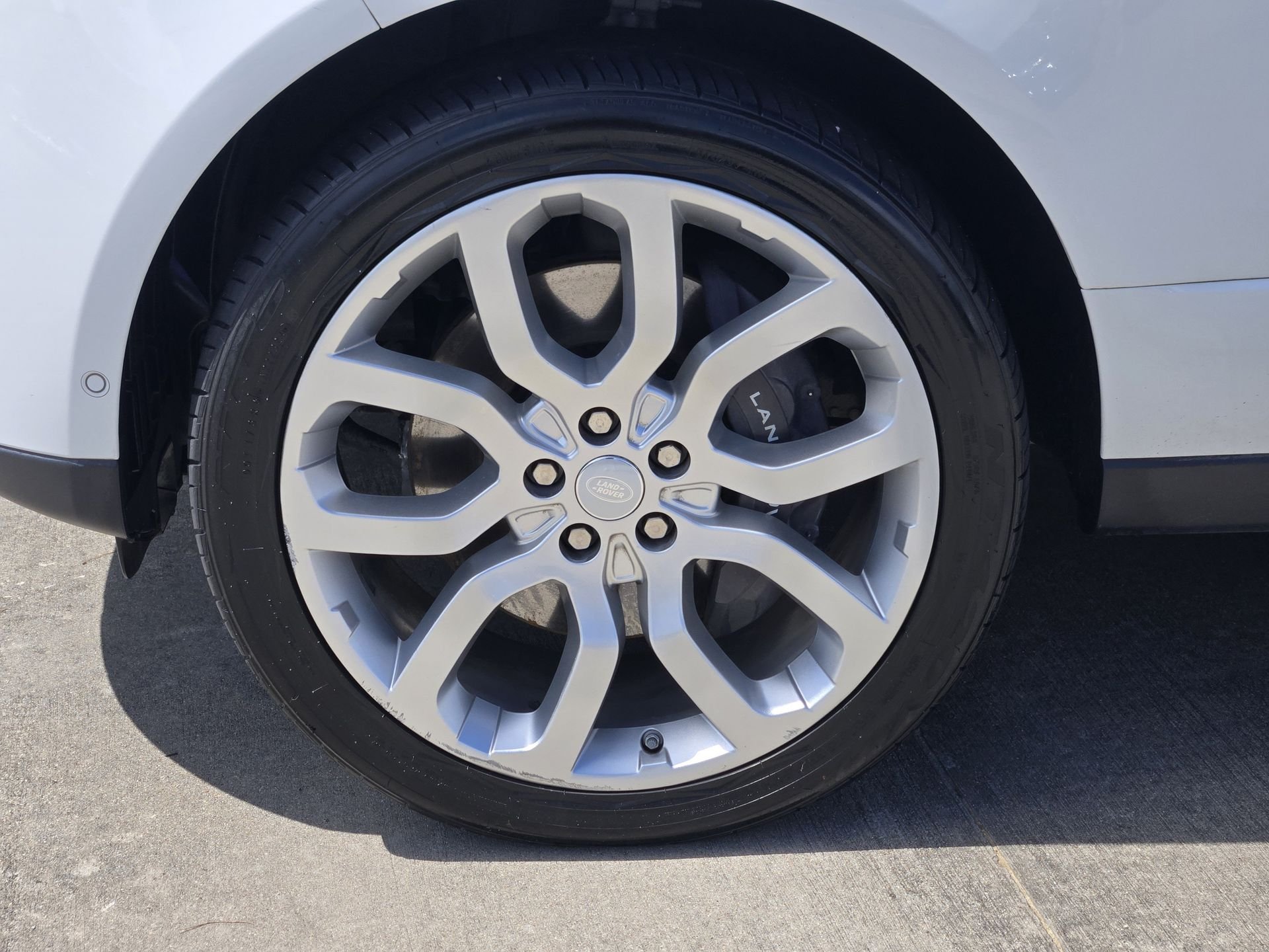 Used 2018 Fuji White Land Rover 5.0L V8 Supercharged image 12
