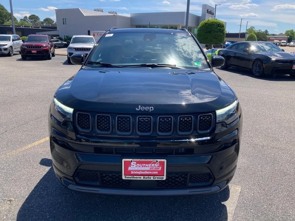 New 2024 Diamond Black Crystal Pearl-Coat Exterior Paint Jeep Limited image 9