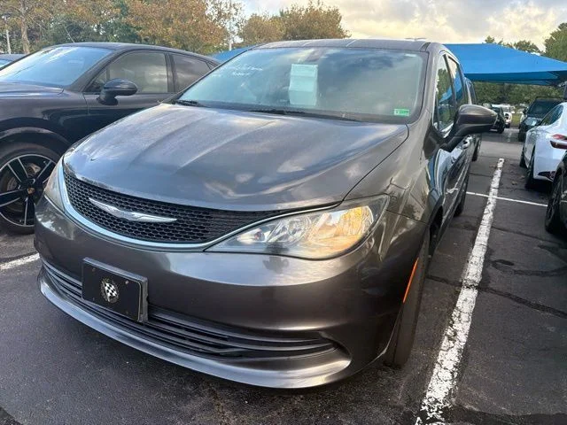Used 2017 Crystal Metallic Chrysler Touring image 5