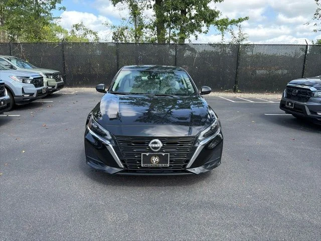 Used 2025 Super Black Clearcoat Nissan 2.5 SV image 2
