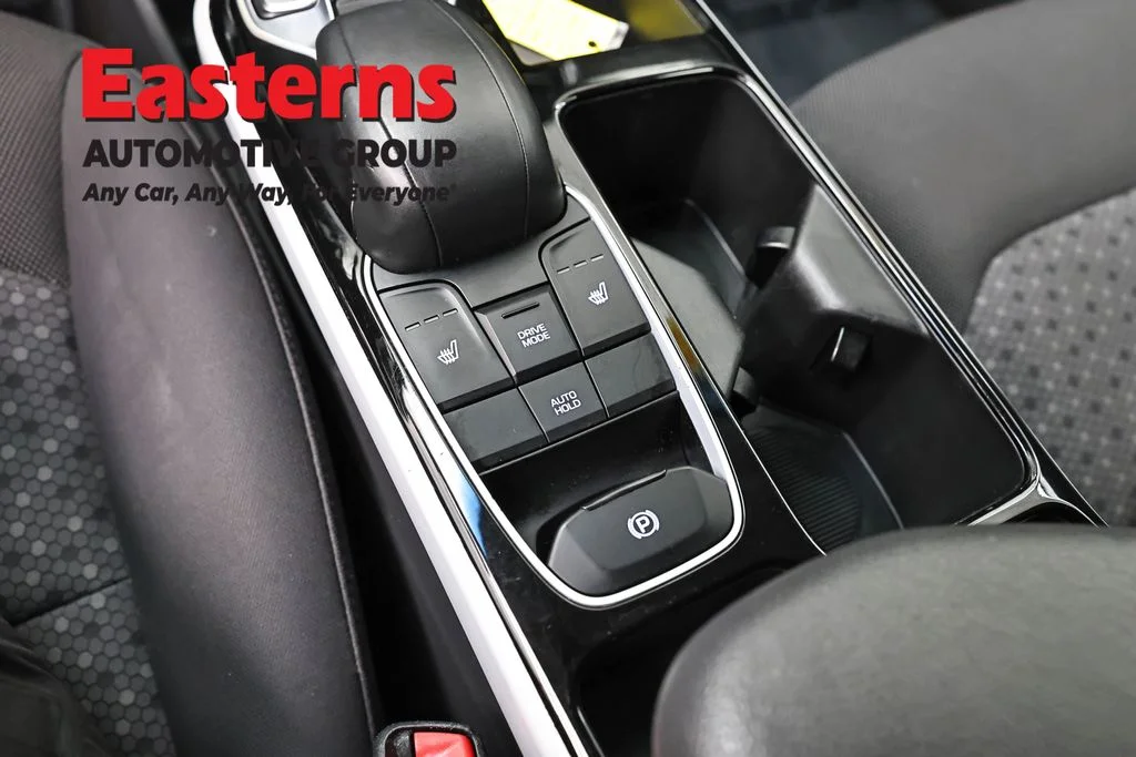 Used 2019 White Hyundai Base image 21