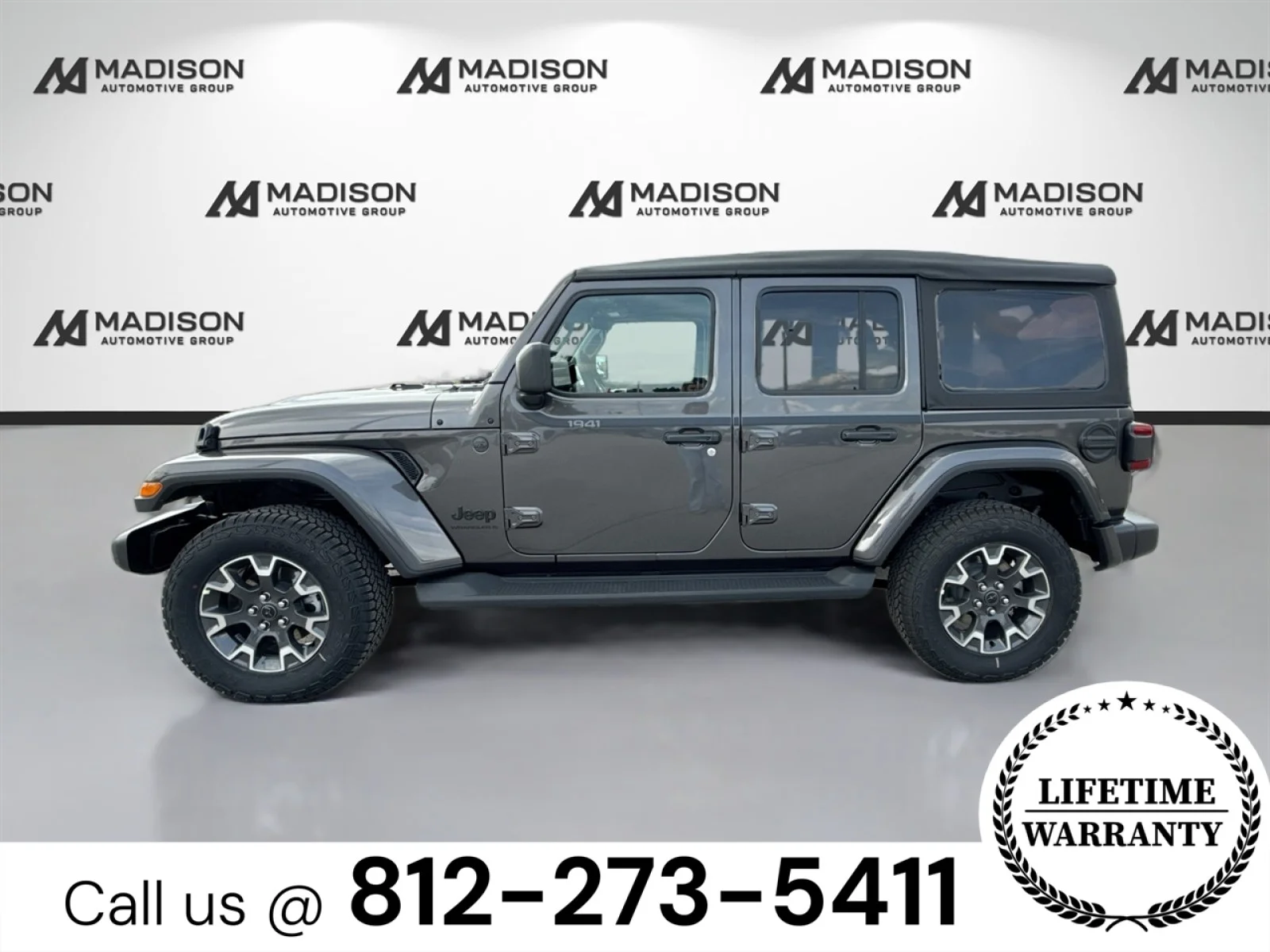 New 2025 Granite Crystal Metallic Clearcoat Jeep Sahara image 8