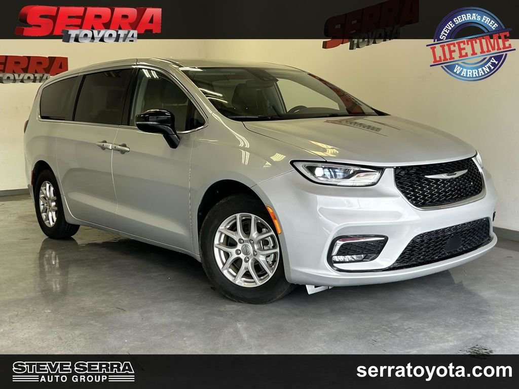 2024 Chrysler Pacifica Touring L's photo