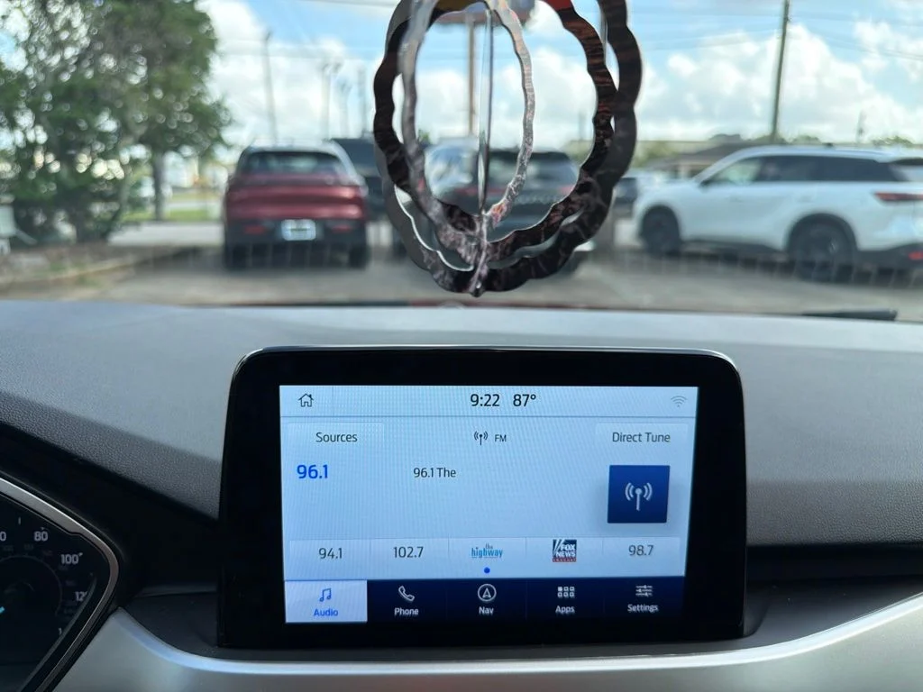 Used 2020 Red Ford SE image 10
