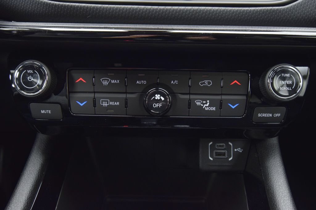 New 2026 Diamond Black Crystal Pearlcoat Jeep Latitude image 21