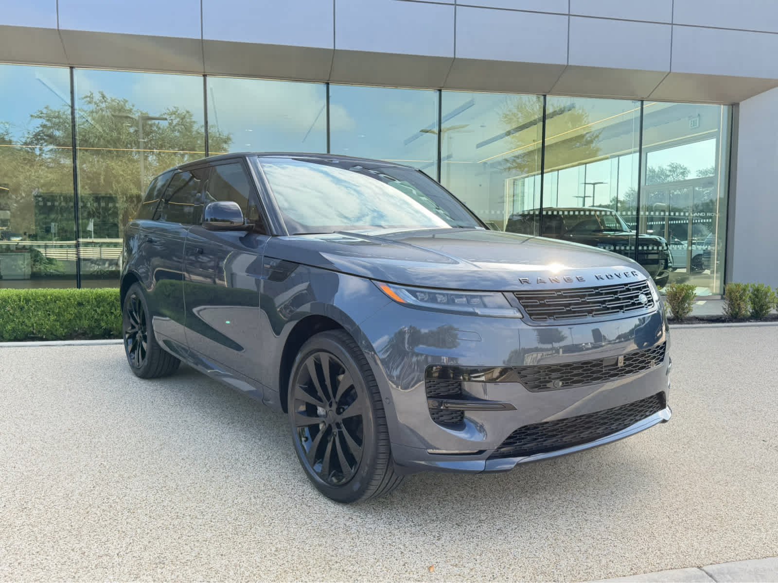 New 2026 Varesine Blue Land Rover Dynamic SE image 3