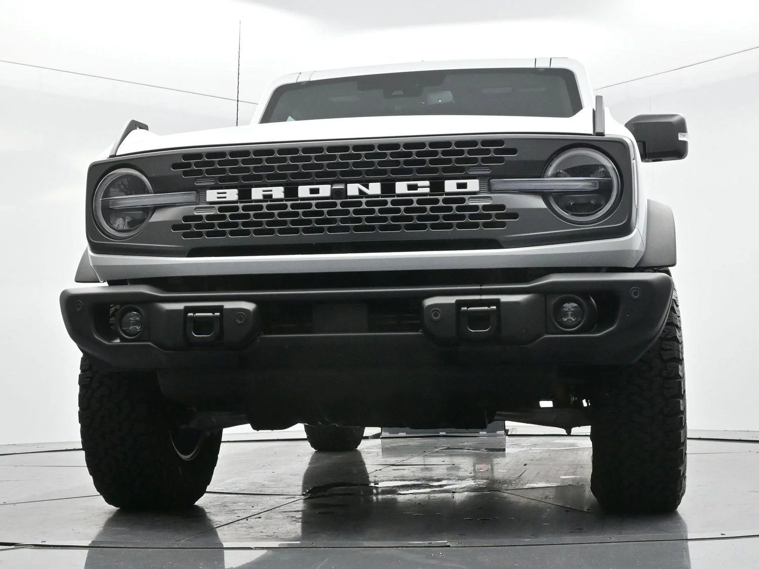Used 2025 Oxford White Ford Badlands image 46