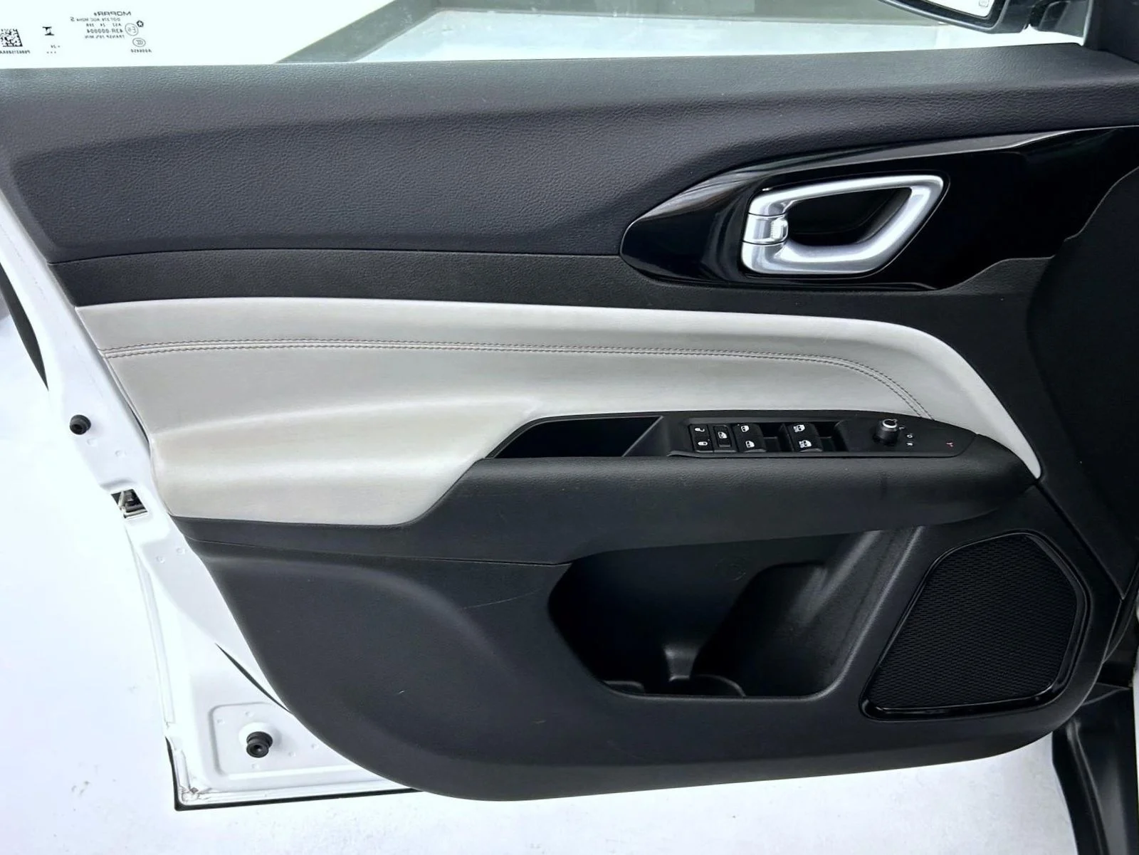Used 2025 White Jeep Limited image 9