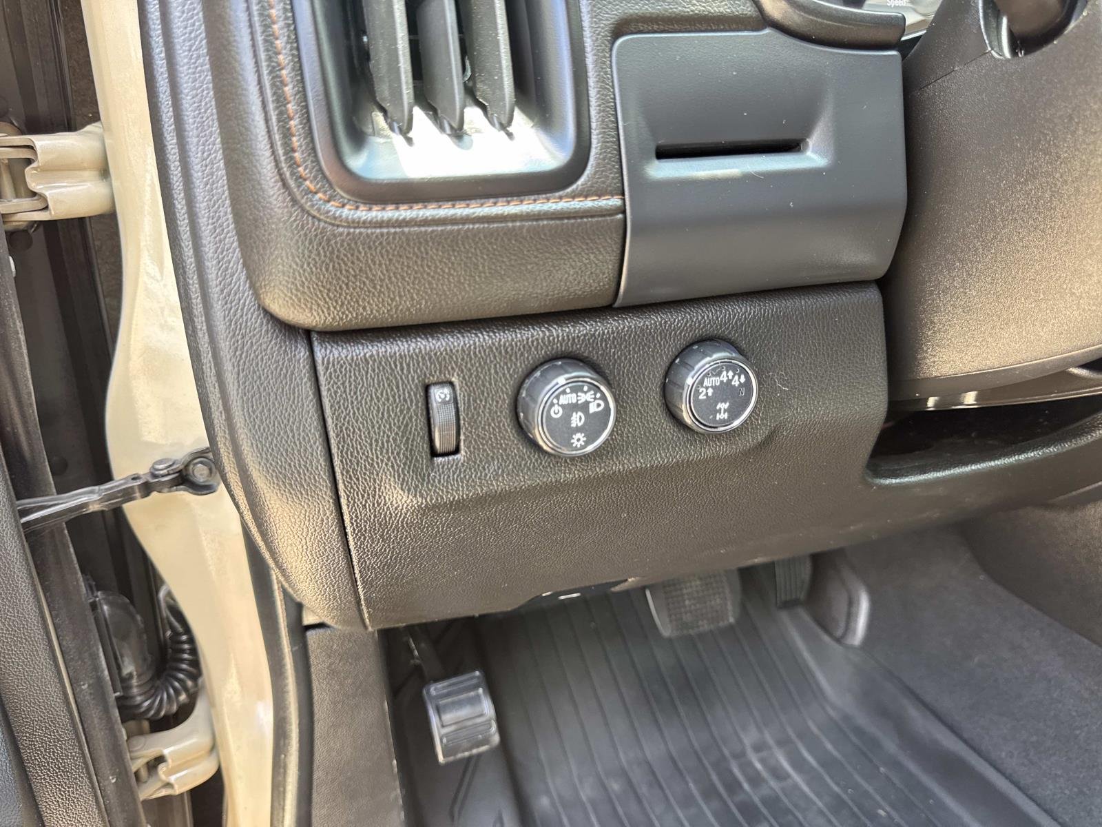 Used 2022 Desert Sand Metallic GMC 4WD AT4 w/Cloth image 20