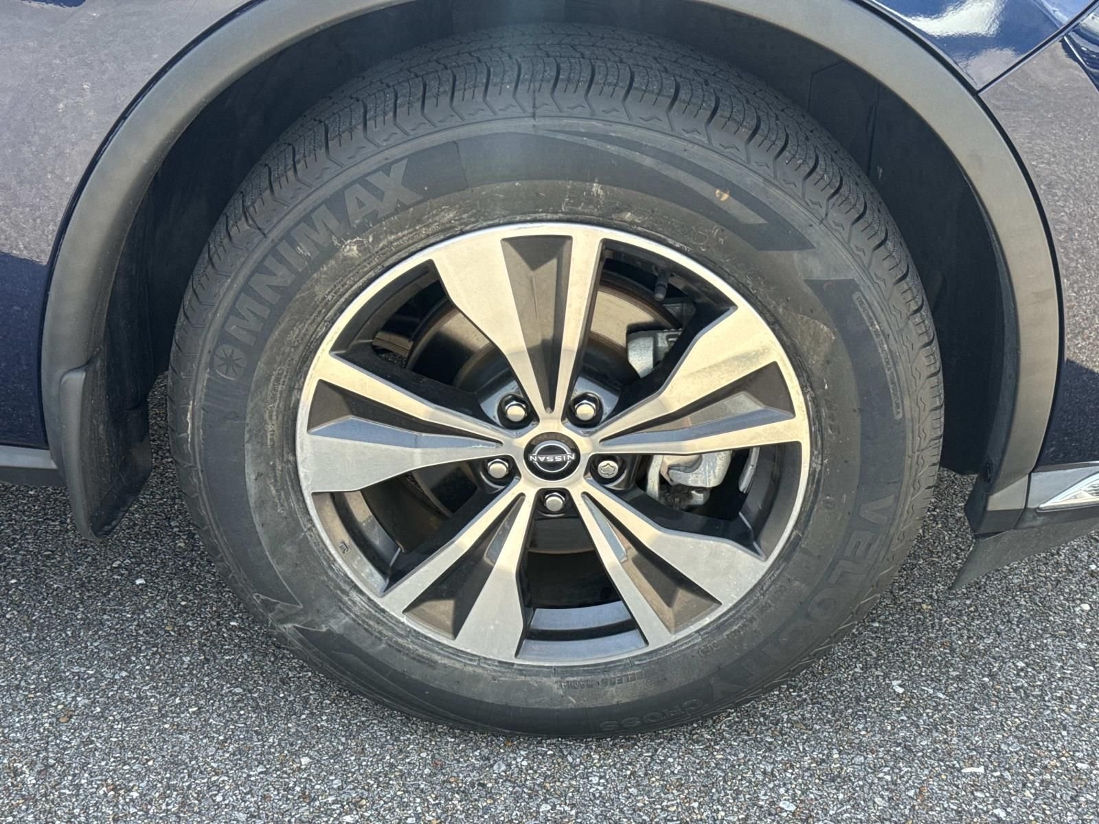 Used 2023 Blue Nissan S image 4