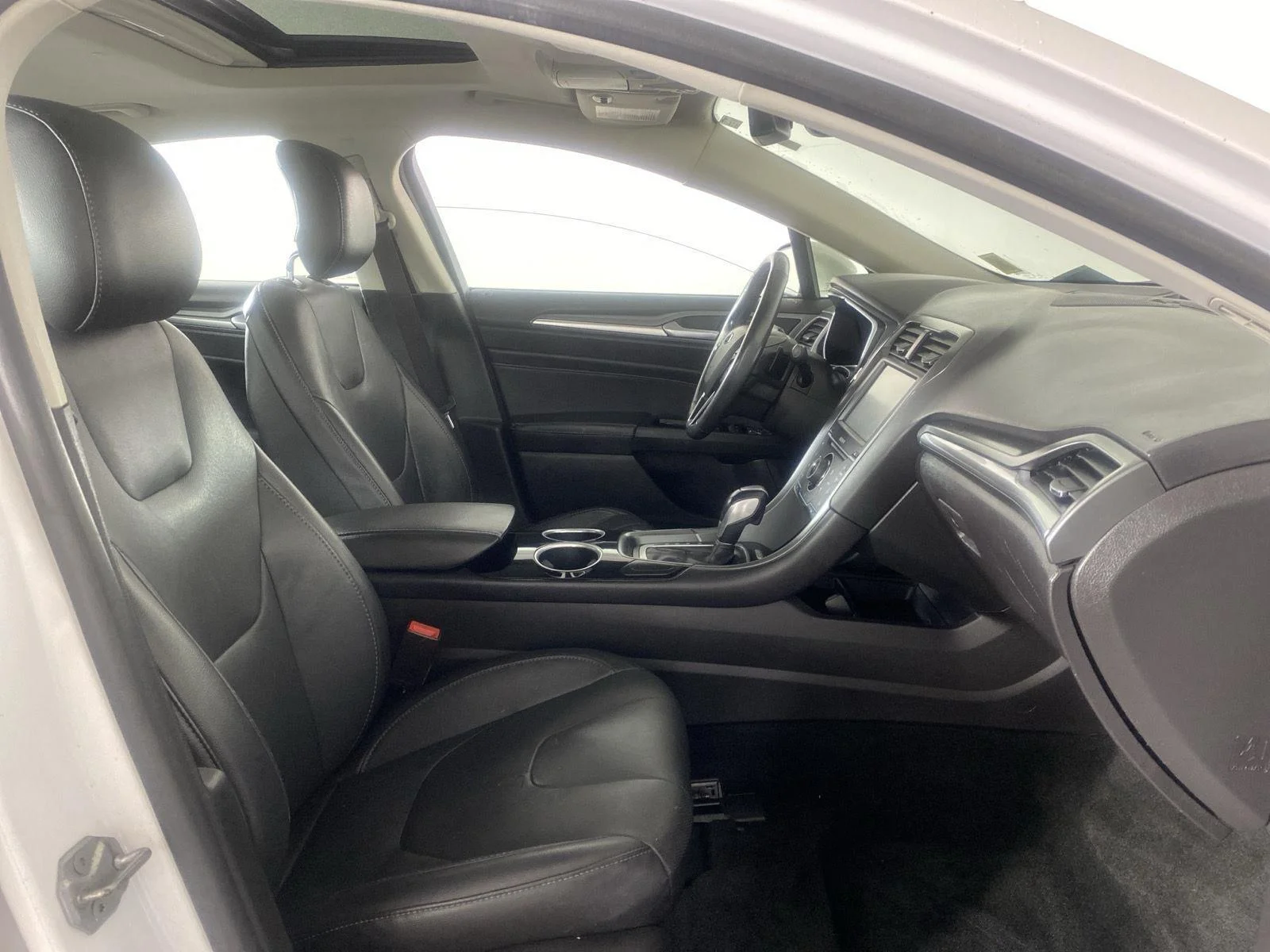 Used 2014 White Platinum Metallic Tri-Coat Ford Titanium image 28