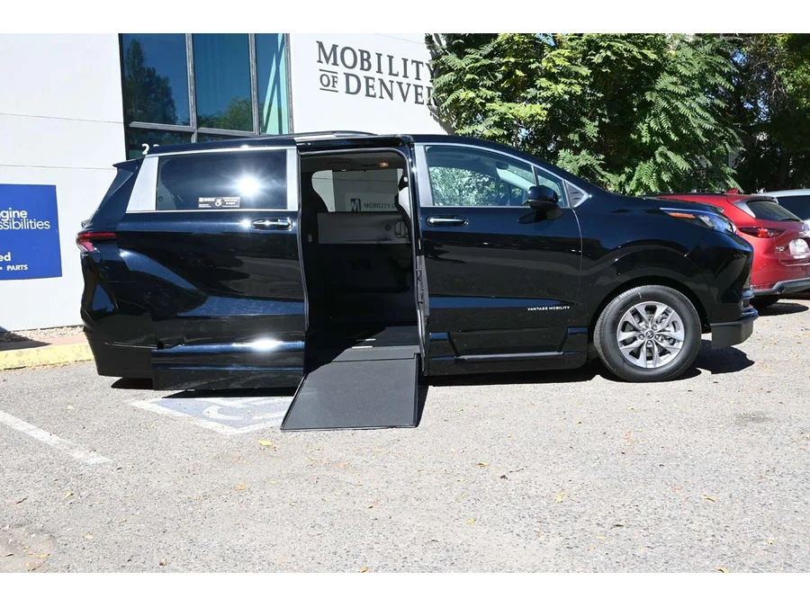 2025 Toyota Sienna XLE - Photo 17