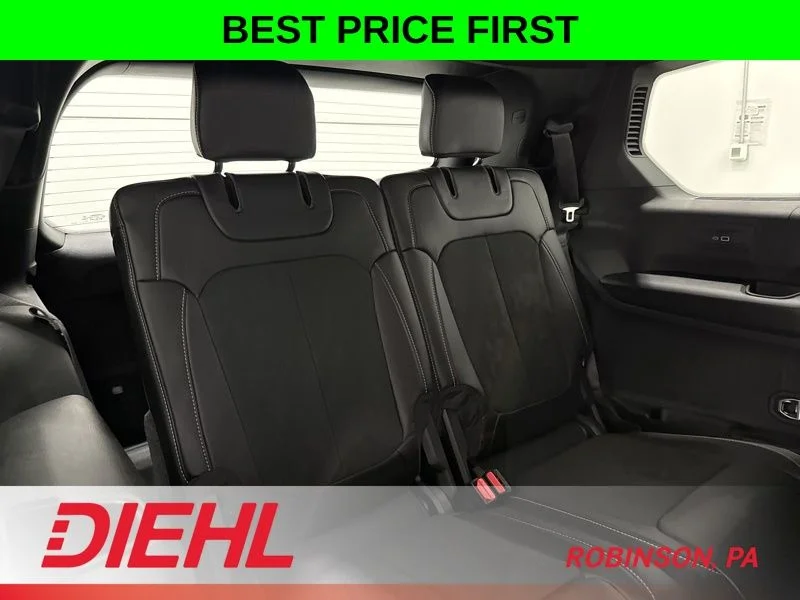 New 2026 Velvet Red Pearl-Coat Exterior Paint Jeep Laredo image 12