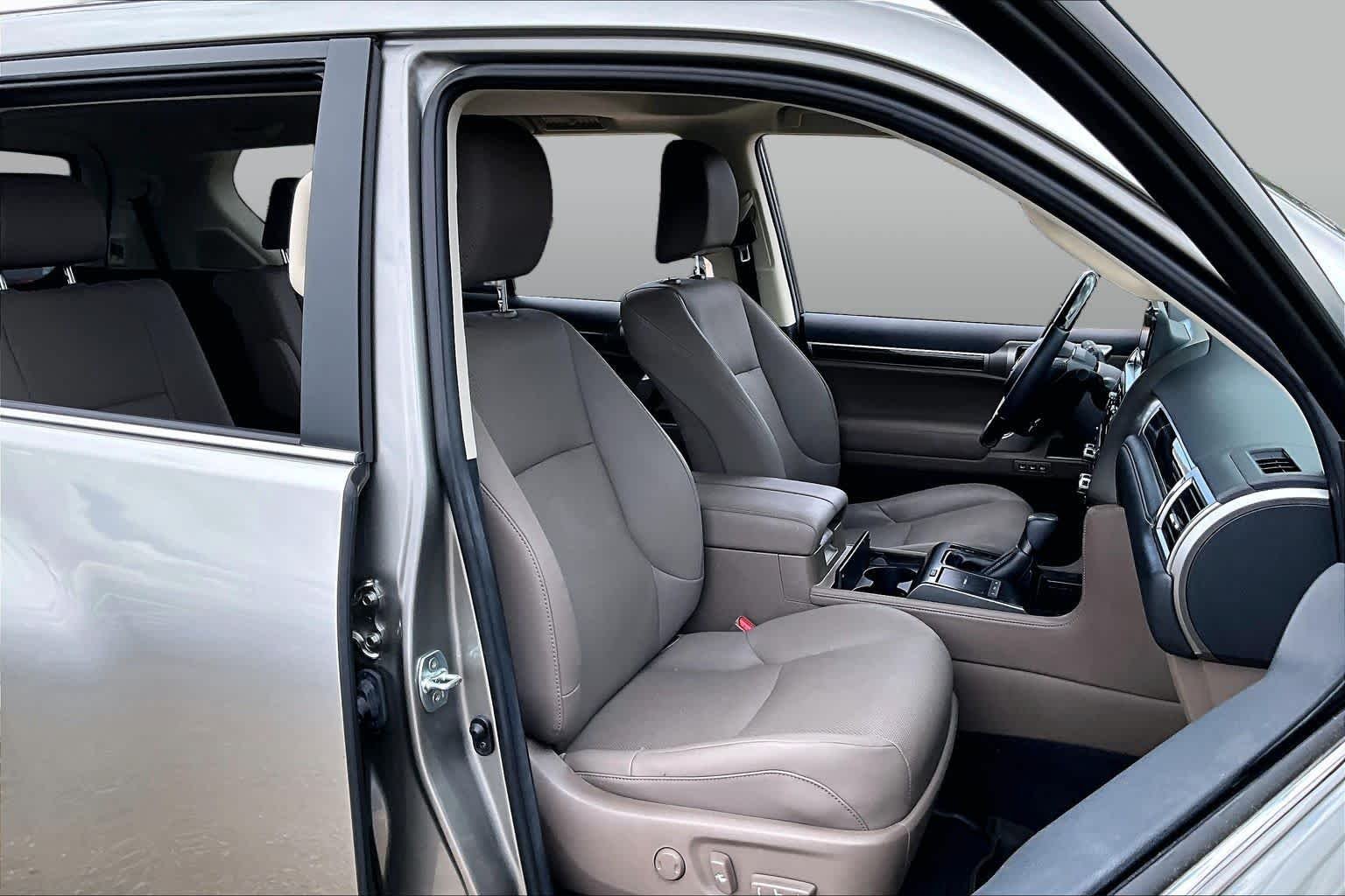 Used 2023 Atomic Silver Lexus Premium image 7