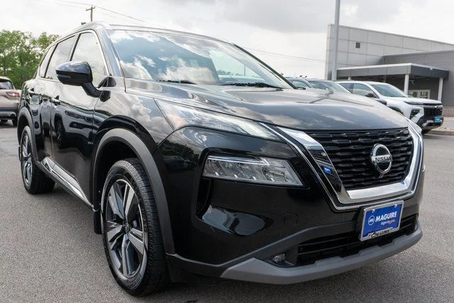 Used 2021 Black Nissan SL image 4