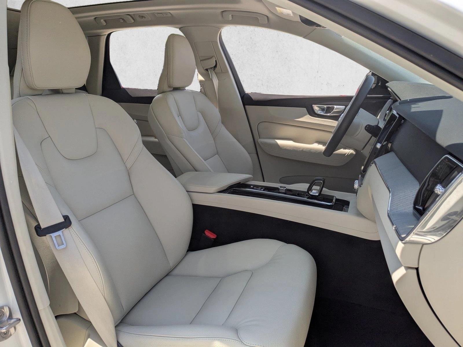 Used 2024 Crystal White Metallic Volvo Plus Dark Theme image 23