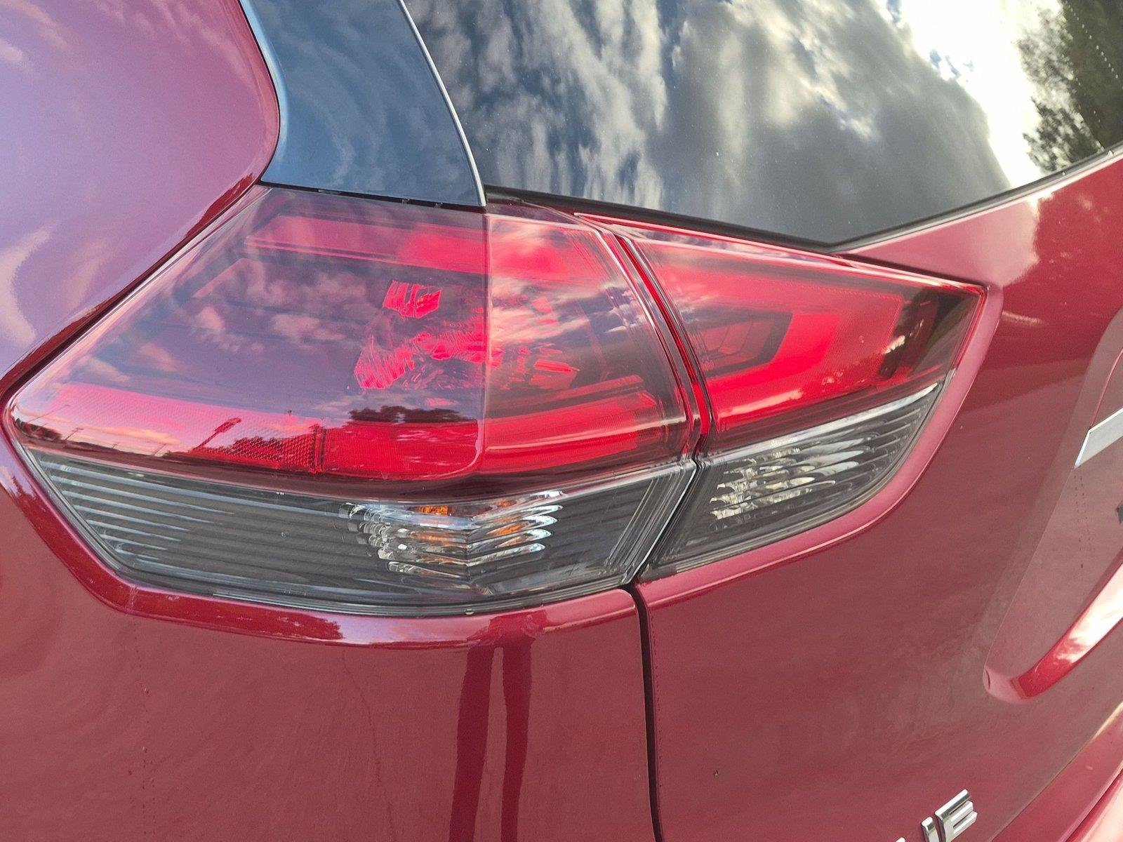Used 2020 Scarlet Ember Tintcoat Nissan SV image 11