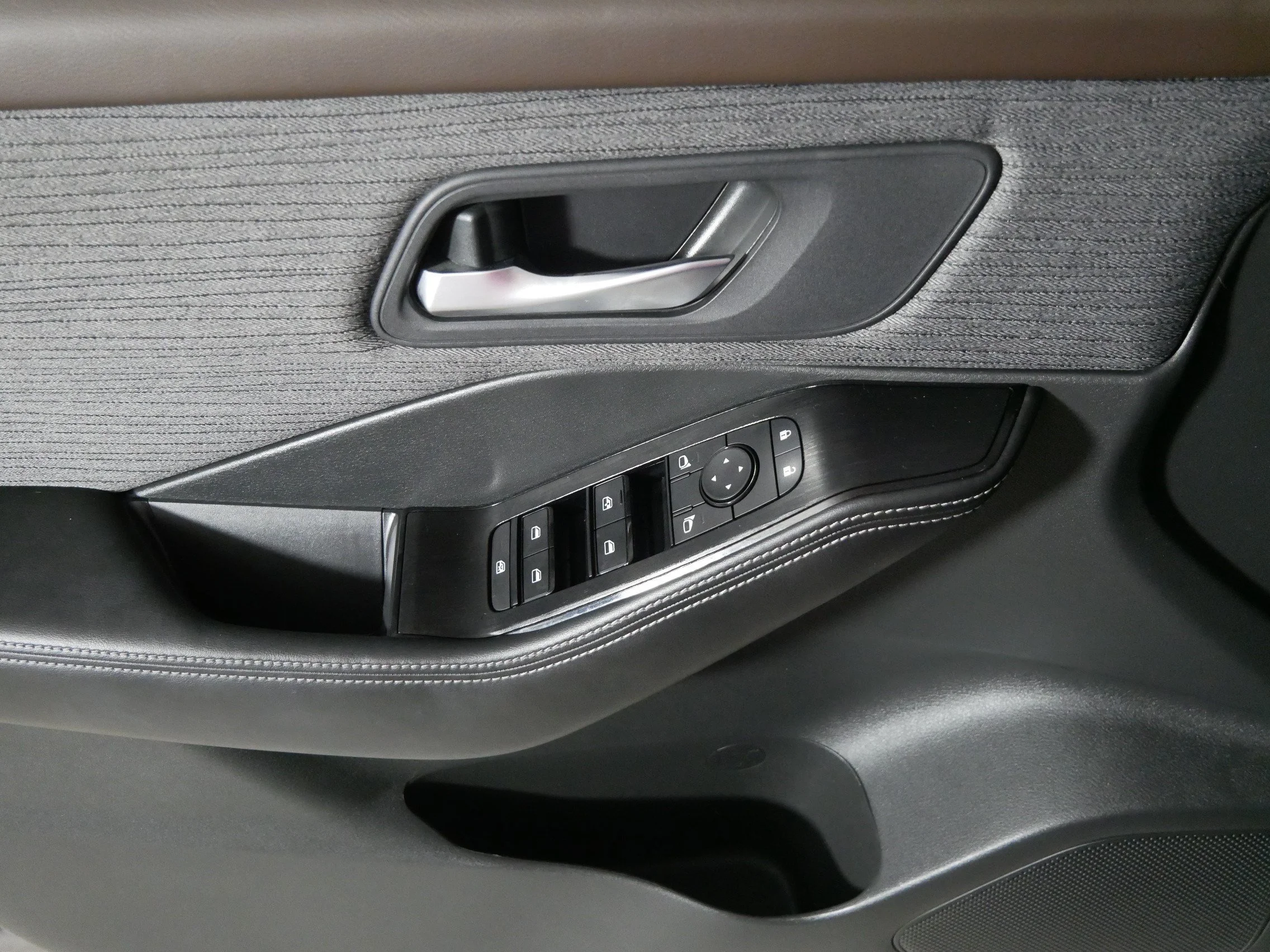 Used 2022 Gun Metallic Nissan SV image 19