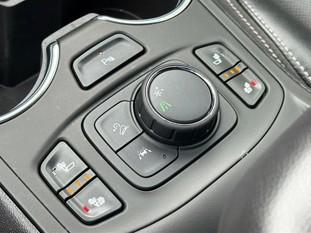 Used 2023 Summit White GMC SLT image 19