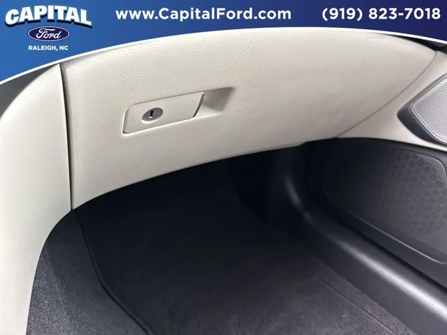 Used 2023 White INFINITI LUXE image 28