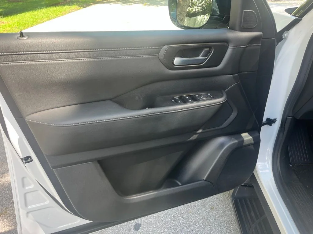 Used 2025 Aspen White Nissan SV image 5