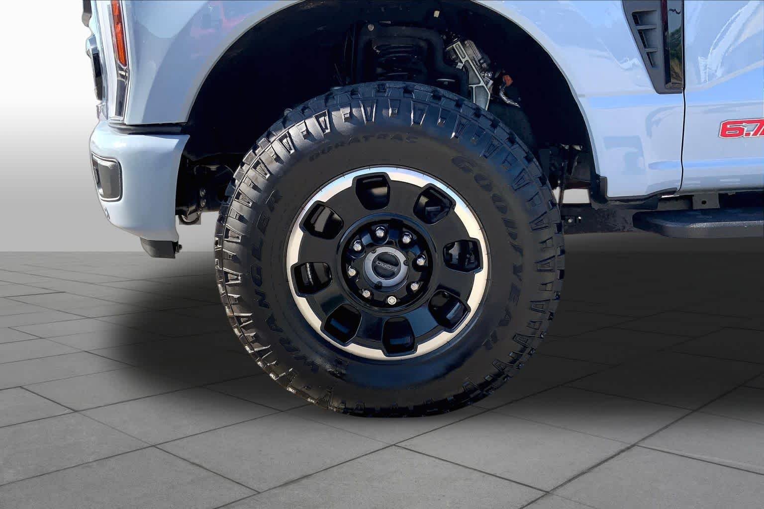 Used 2025 Glacier Gray Metallic Tri-Coat Ford Platinum image 11