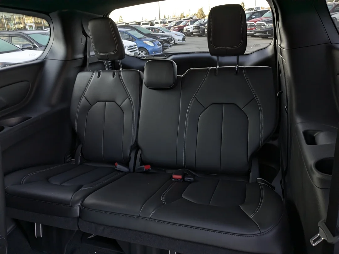 New 2026 Silver Chrysler SXT - - FWD - Power Liftgate - Power Sliding Doors - Leather - Remote Starter & More! image 29
