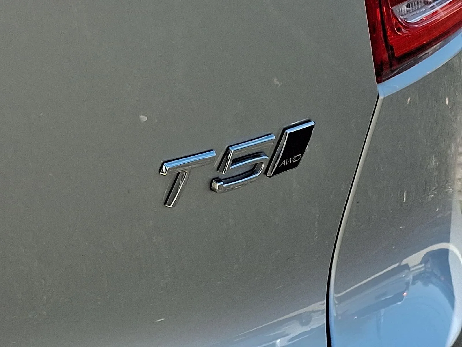 Used 2019 Bright Silver Metallic Volvo Momentum image 30
