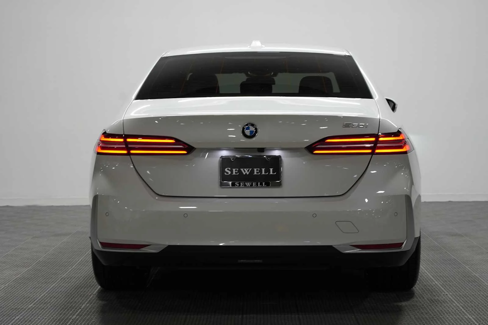 Used 2026 Mineral White Metallic BMW 530i image 5