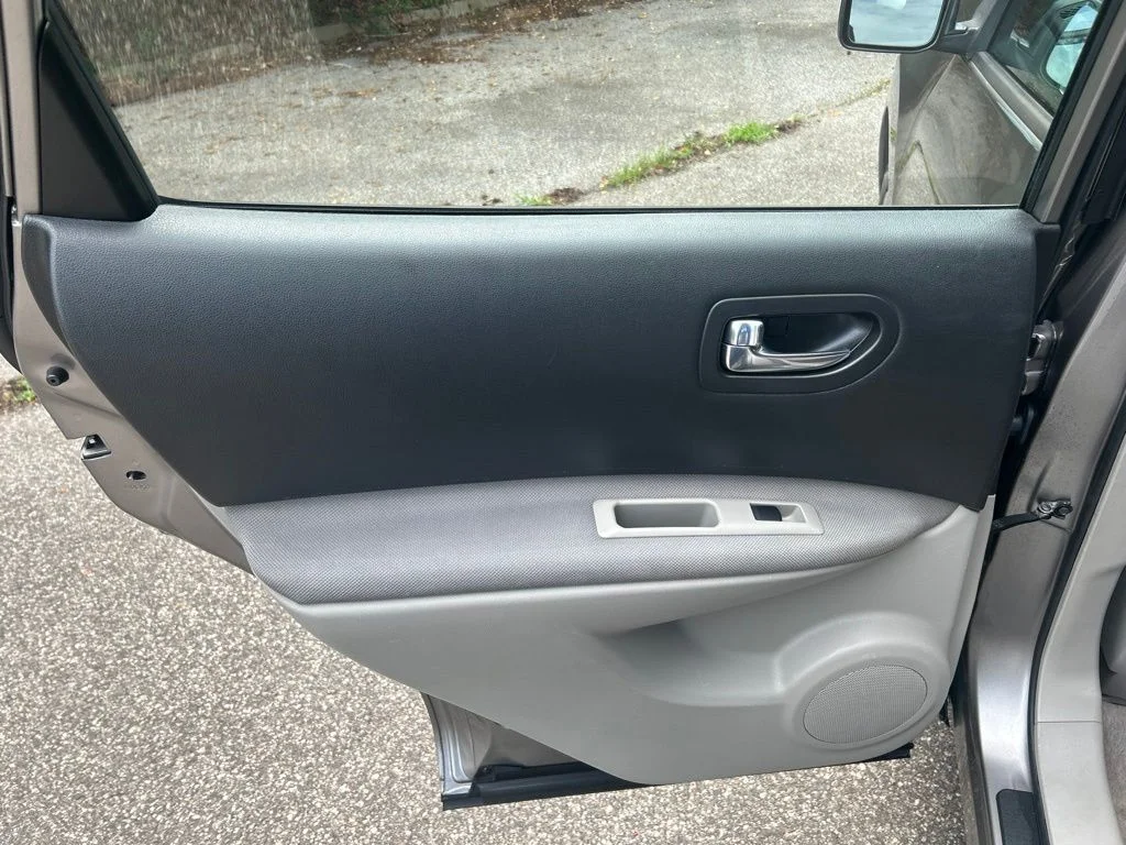 Used 2015 Gray Nissan S image 24