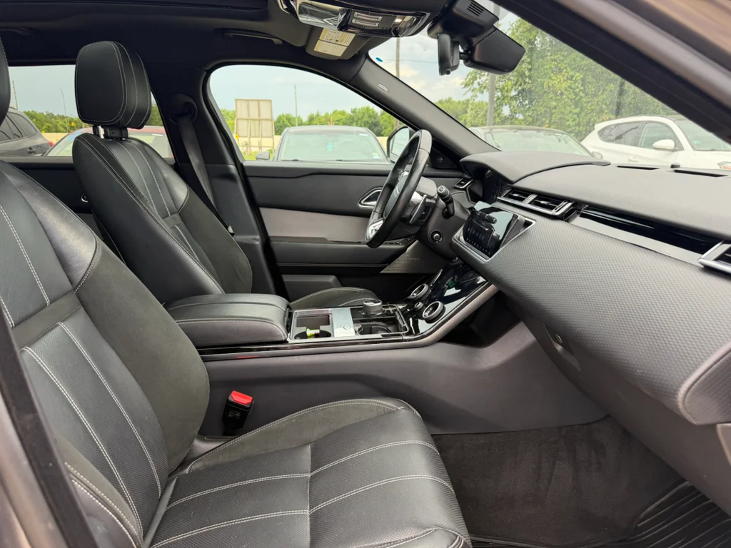 Used 2019 Corris Grey Metallic Land Rover R-Dynamic SE image 12